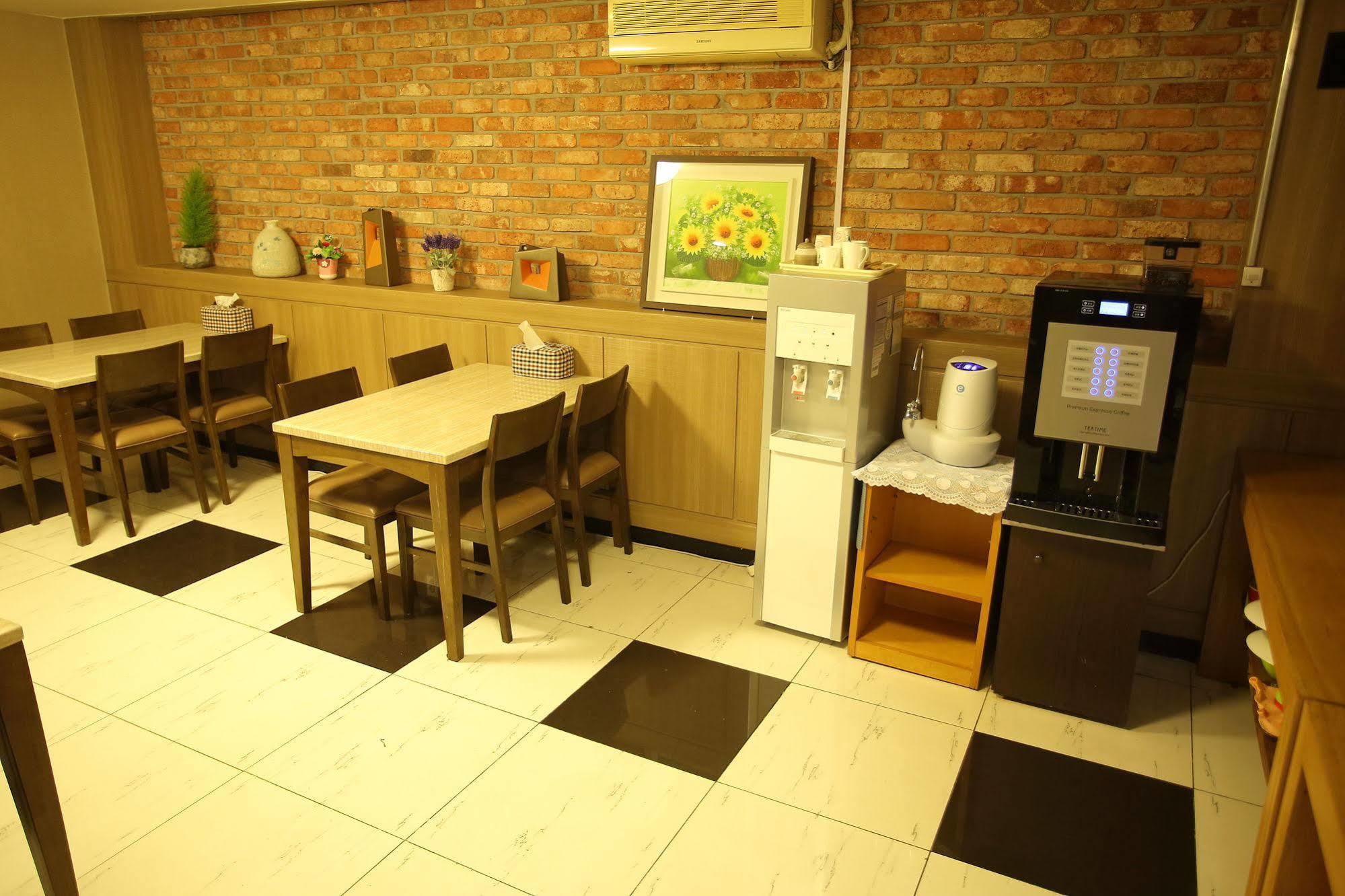 Central Hotel Changwon Eksteriør billede