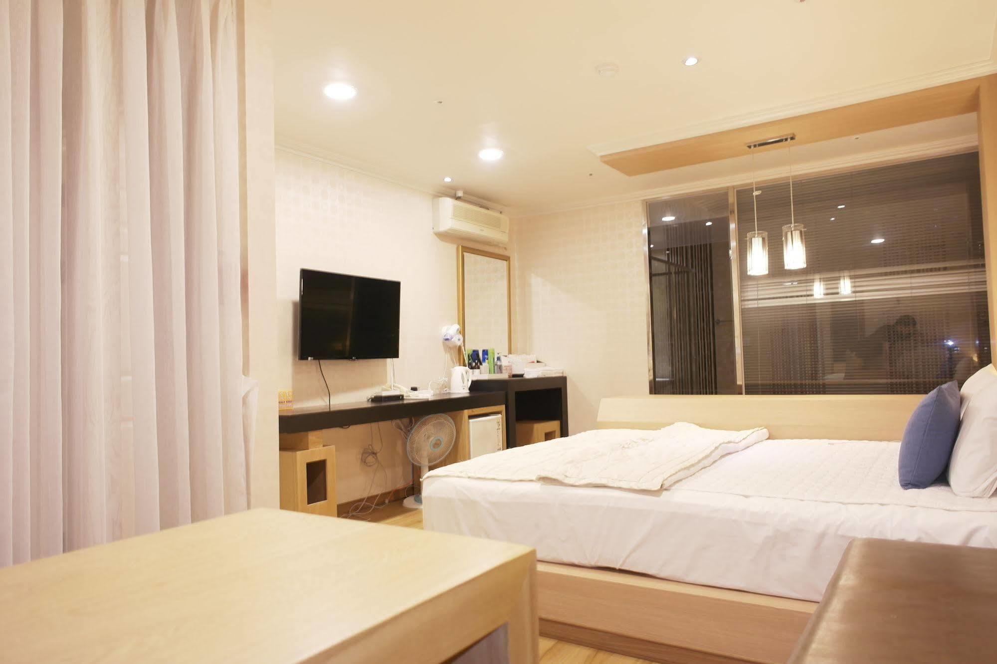 Central Hotel Changwon Eksteriør billede