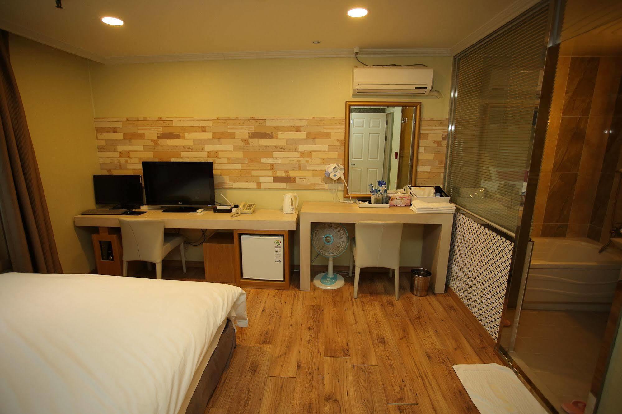 Central Hotel Changwon Eksteriør billede